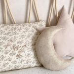 photo de coussin lune en lin doré