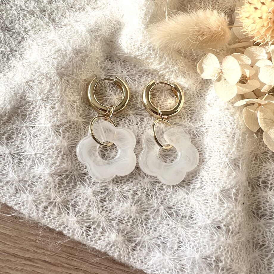 Boucles d’oreilles pendantes fleur en résine