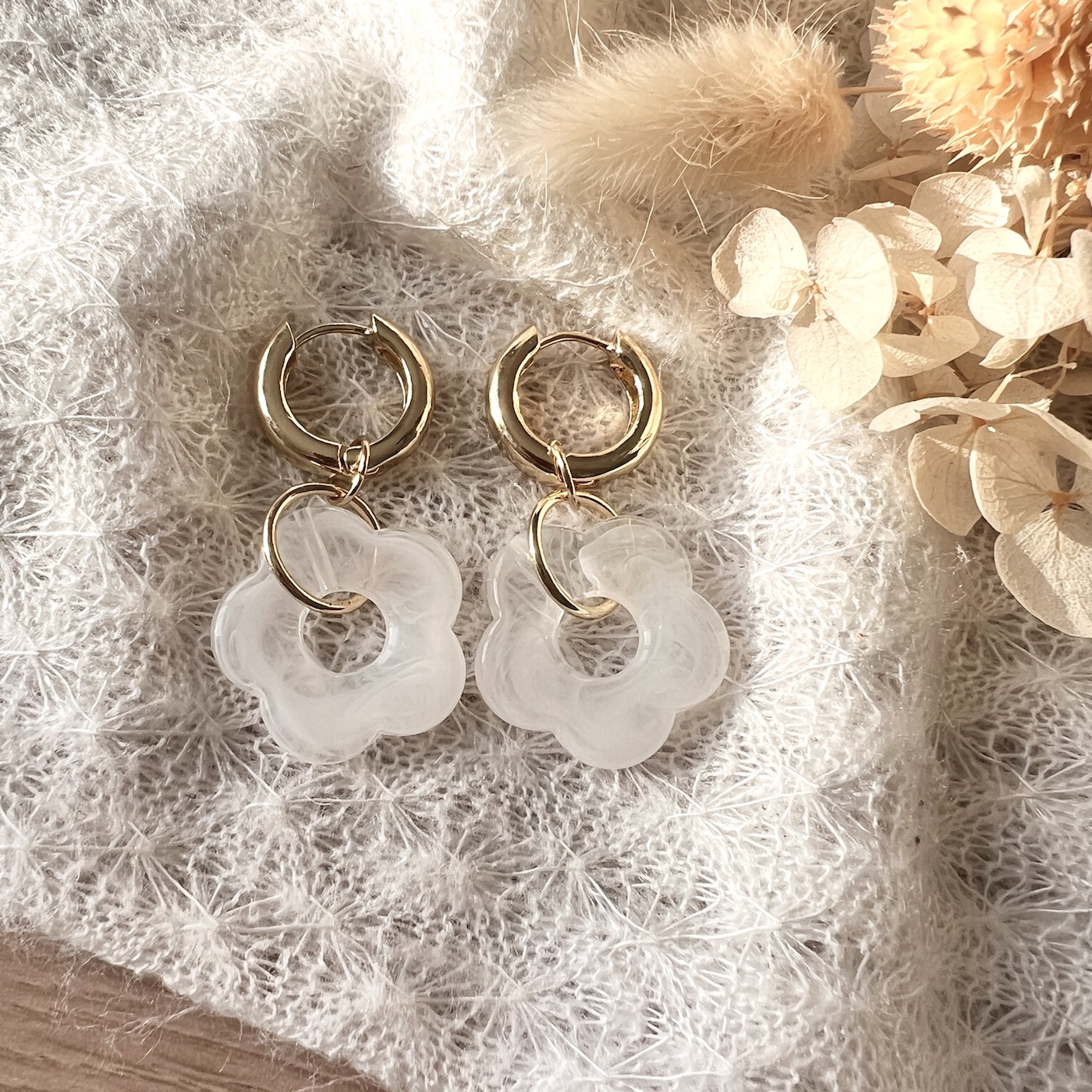 photo de Boucles d'oreilles pendantes fleur en résine blanches