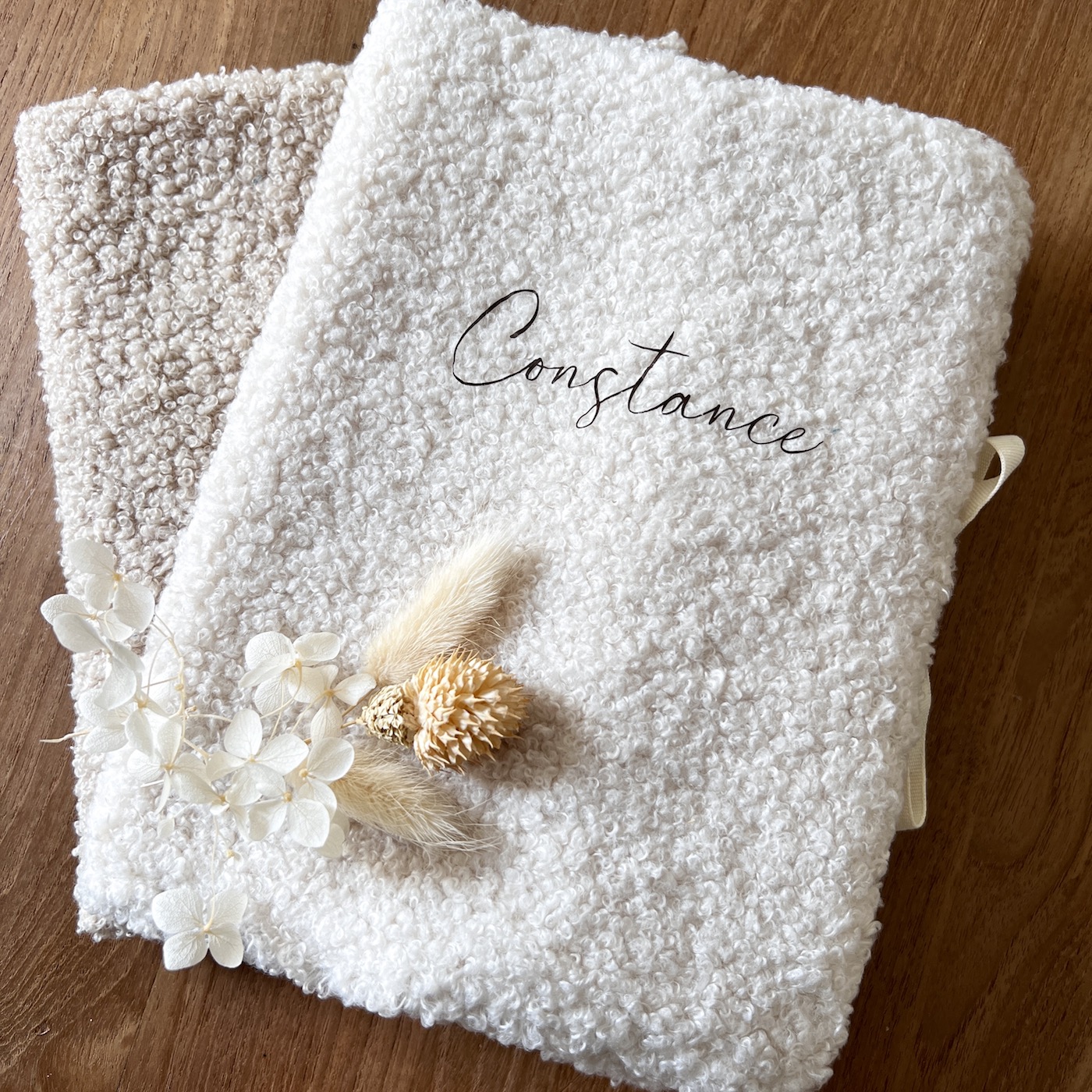 protege carnet de santé en tissu bouclette ivoire, écru ou beige personnalisé avec prénom