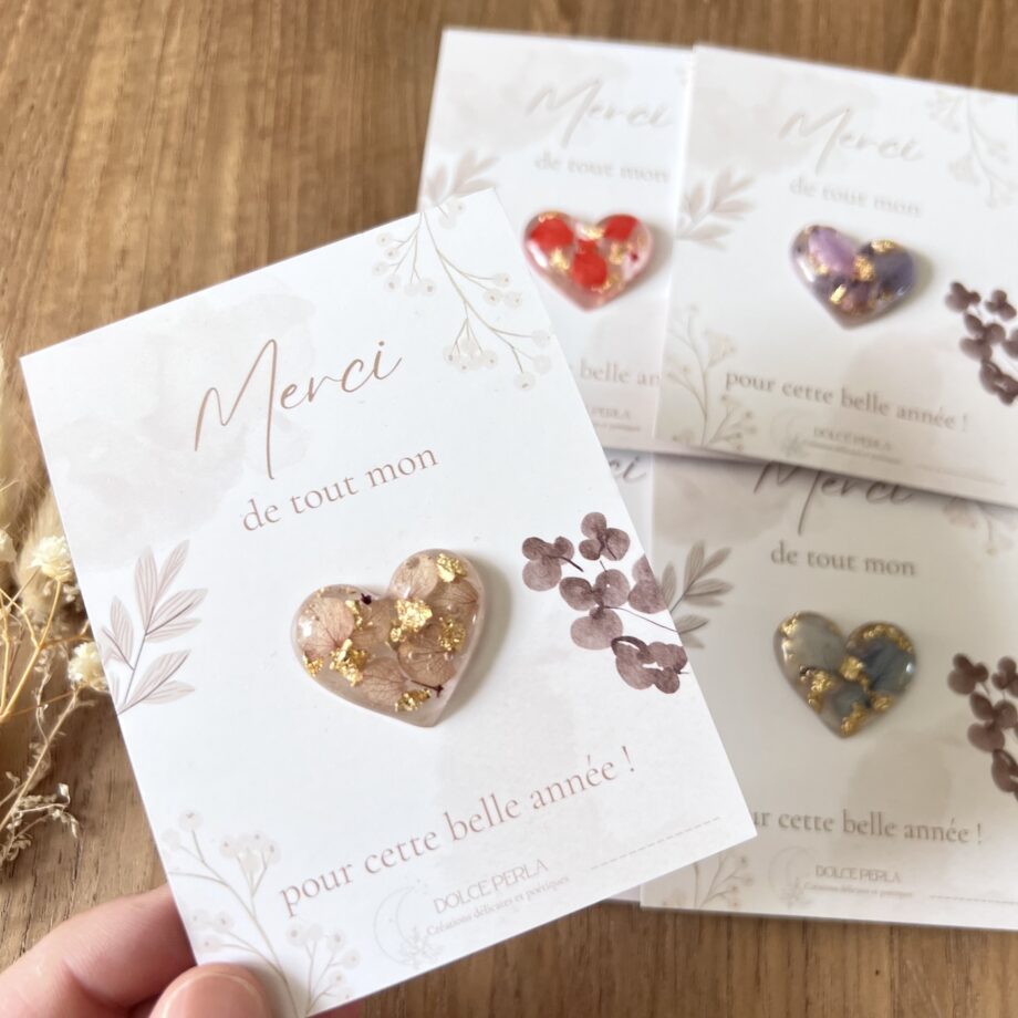 Pin's coeur fleurs séchées cadeau maitresse