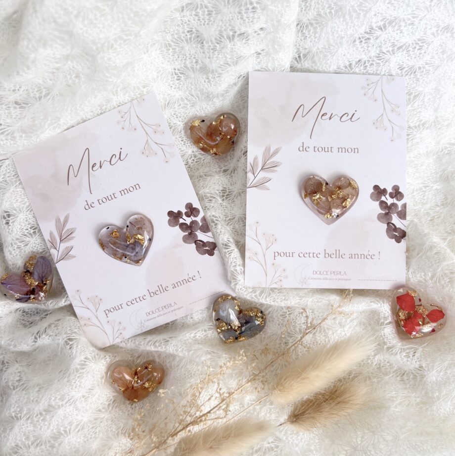 photo de pins coeur fleurs séchées maitresse