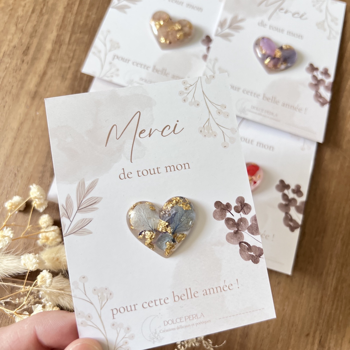 photo de pin's fleurs séchées maitresses