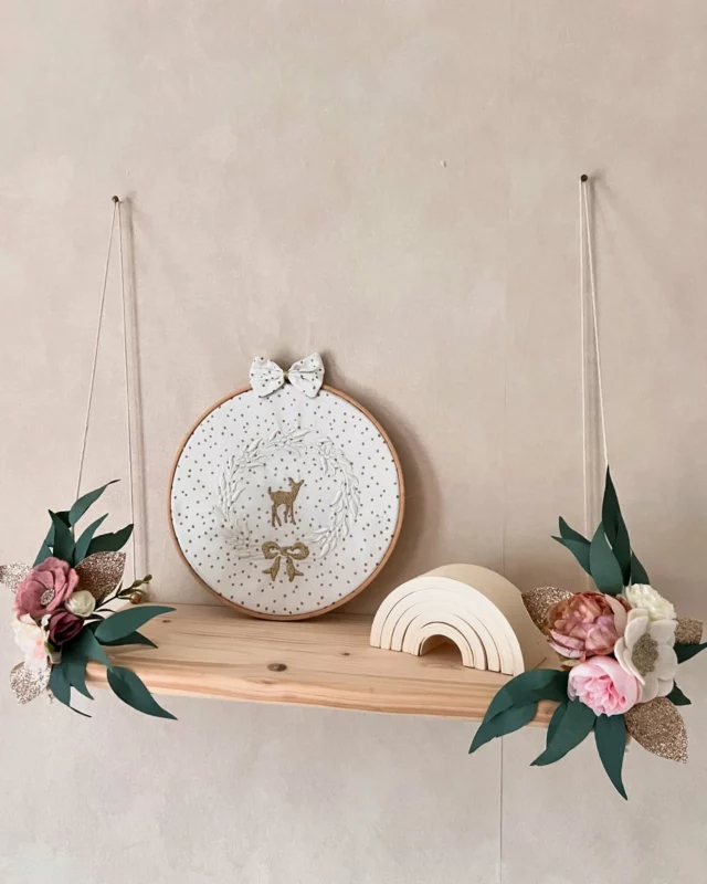 L’étagère balançoire fleurie avec son eucalyptus 🌺🌿
Une jolie étagère suspendue pour une ambiance forêt enchantée ✨
Elle est disponible en version double ou simple, avec ou sans penderie. 
Vous aimez ?