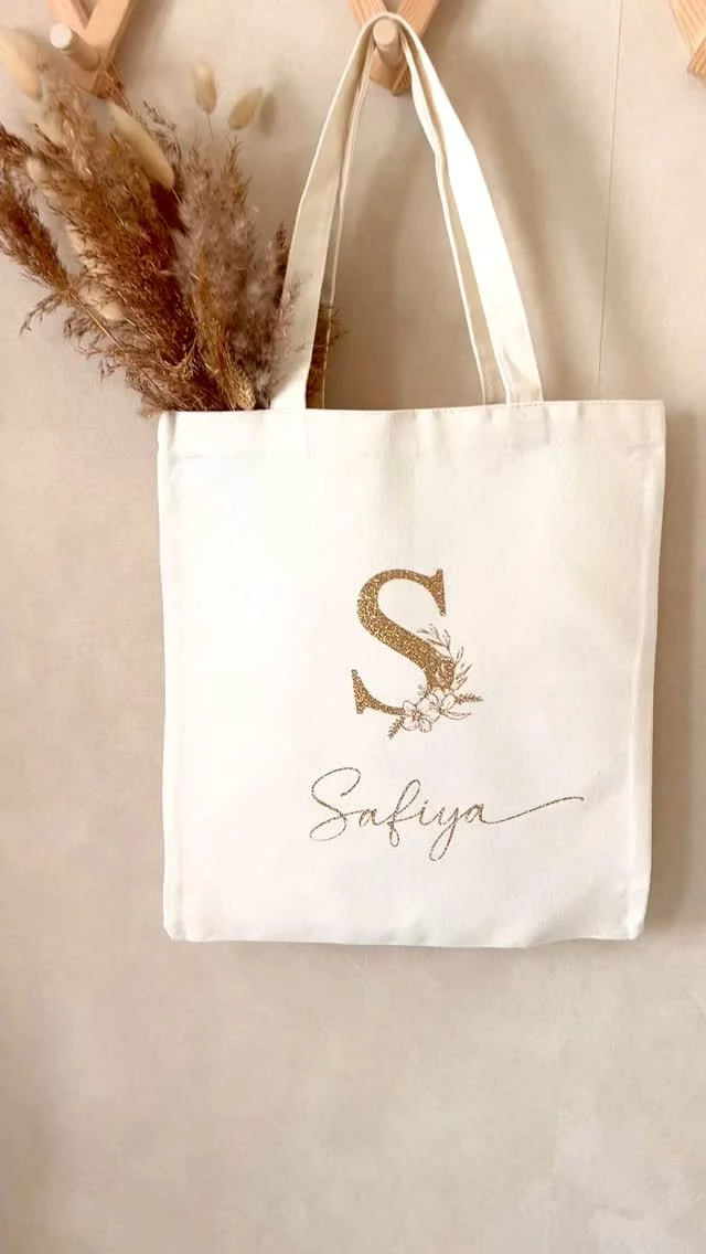 Les jolis détails du tote bag initiale fleurie, disponible en ivoire et en noir sur le site ✨
Comme toujours la couleur du texte est au choix.
De quoi (se) faire un cadeau à la fois joli et pratique.
Vous aimez?

#cabas #cabaspersonnalisé #sac #sacpersonnalisé #sacpersonnalise #sacpersonnalisable #cadeaupersonnalise #cadeaupersonnalisé #cadeaupersonalisé