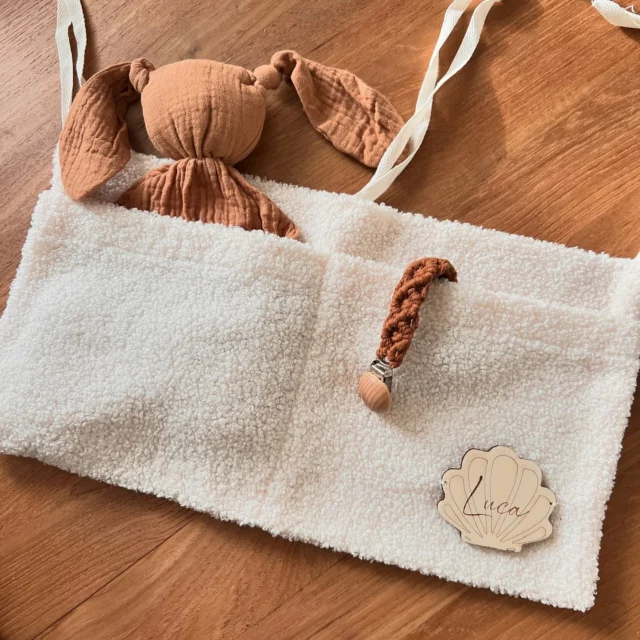 NOUVEAUTÉ ✨

Voici le petit nouveau qui vient d’arriver sur le site : un range doudou en tissu avec étiquette coquillage en bois personnalisée 🐚
Indispensable pour y glisser facilement doudou, tétine et autres petites affaires afin de ne plus les égarer !
Disponible en trois coloris naturels et mixtes pour s’adapter à toutes les décorations 🤍
Vous avez un coloris préféré ?