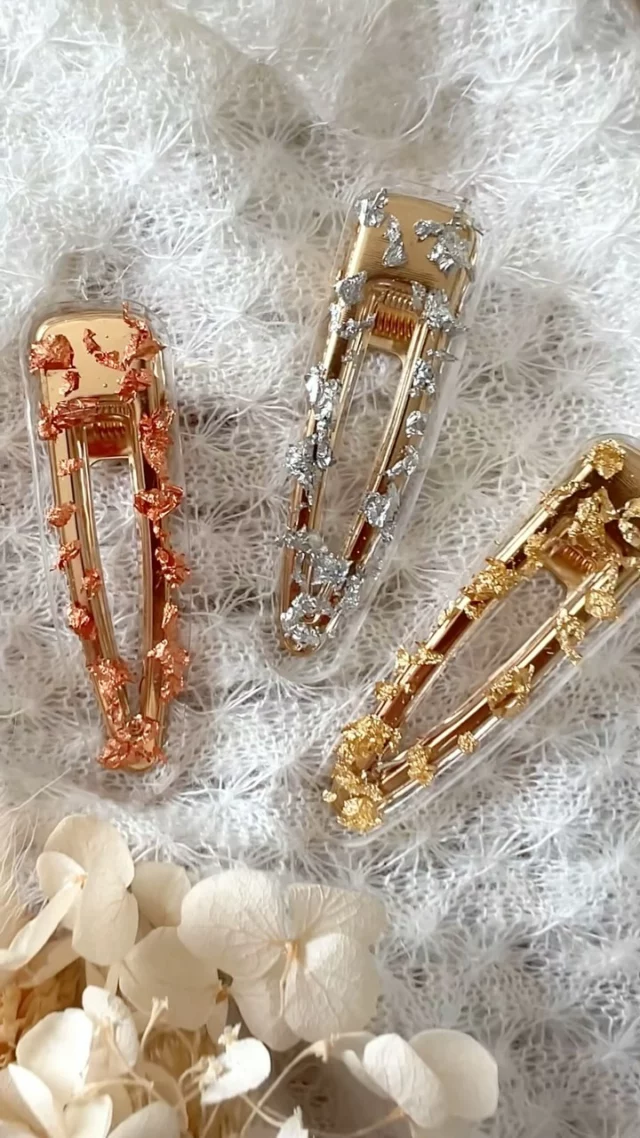 Un nouveau modèle vient d’arriver sur la boutique 💕
Un joli modèle transparent aux délicats flocons « feuilles d’or »
Il est disponible en 3 coloris : doré, argenté et cuivre.
Vous avez un préféré ?

#barrette #barretteresine #barrettecheveux #barrettefaitemain #dolceperla #dolceperlacreation