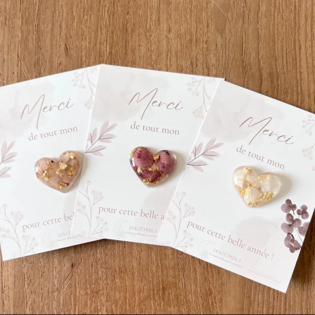 Dernière ligne droite pour commander vos cadeaux de fin d’année!
Jusqu’au 28 juin inclus, les pin’s et broches de la catégorie «  cadeaux maîtresses » sont fabriqués et expédiés sous 24 a 72h maximum (au lieu de 7 jours habituellement)
Et les - 15%  ont été prolongés jusqu’à demain soir minuit, profitez-en 🤍

#cadeaumaitresse #cadeauxmaitresses #pins #pinscoeur #pinsmaitresse #cadeauatsem #cadeaunounou #cadeaumaitressepersonnalisé #cadeauxnounous #broche #brochecoeur