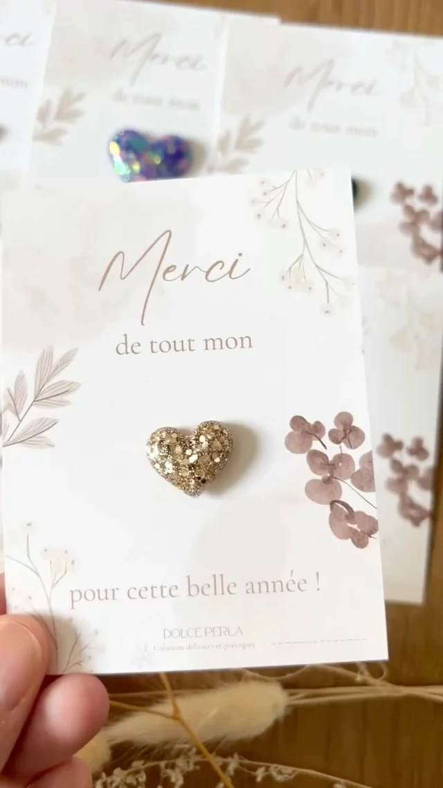 Les petits cadeaux de fin d’année pour les maîtresses, atsems, nounous sont arrivés sur le site!
De jolis pins et broches ♥️ délicatement présentés sur leur petite carte de remerciement fleurie 🌺
Proposés en version paillettes, fleurs séchées ou tissu bouclette, il y en a pour tous les goûts et un espace est prévu au bas de la carte pour que l’enfant puisse la personnaliser avec son prénom.
Elles sont a -15% pendant 48h, c’est le moment d’en profiter 🎉

#cadeaumaitressepersonnalisé #cadeaumaitresse #cadeaunounou #cadeauatsem #cadeaufindannée #cadeaudefindannée #cadeaumaitresses #cadeaufaitmain